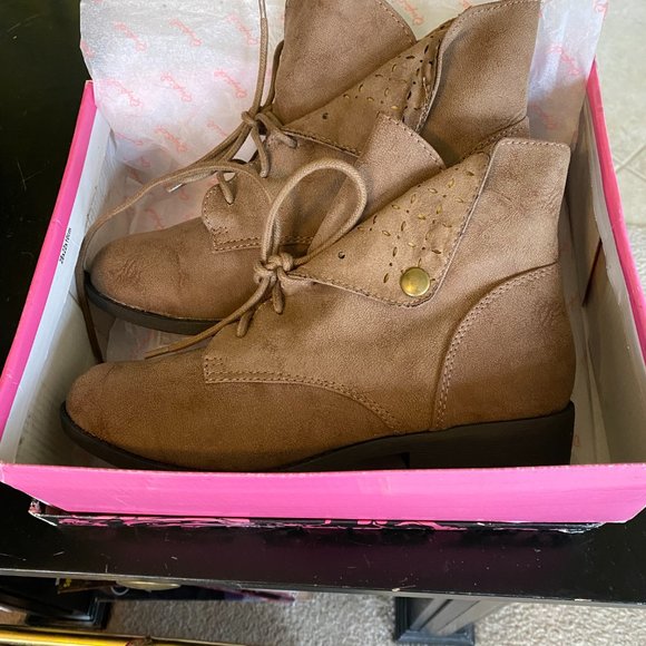 Womens "Qupid" Flat Heel Suede Desert Boots - New in Box - Size 6.5 - Picture 3 of 4